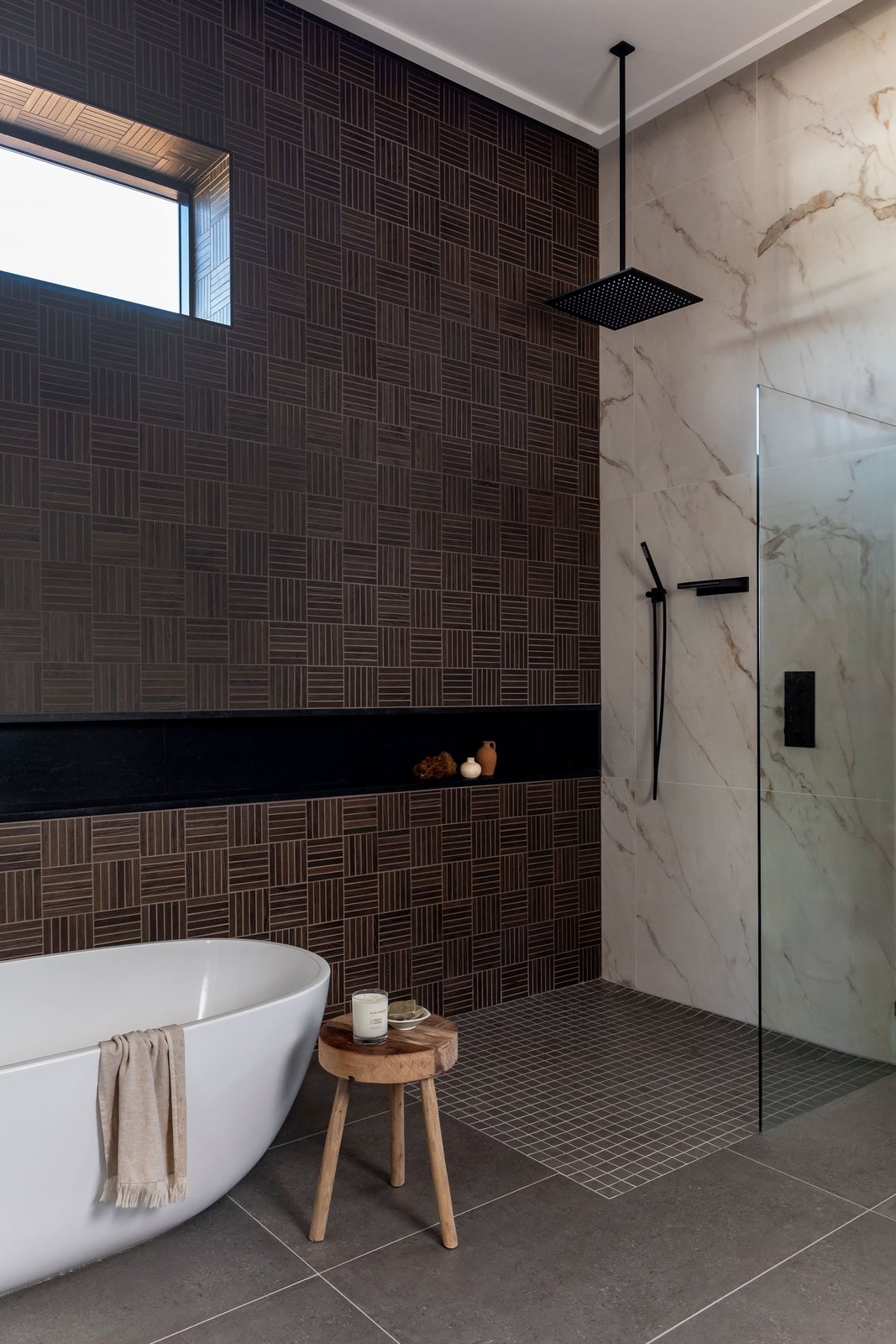 Curbless shower in large-format marble with matte black fixtures