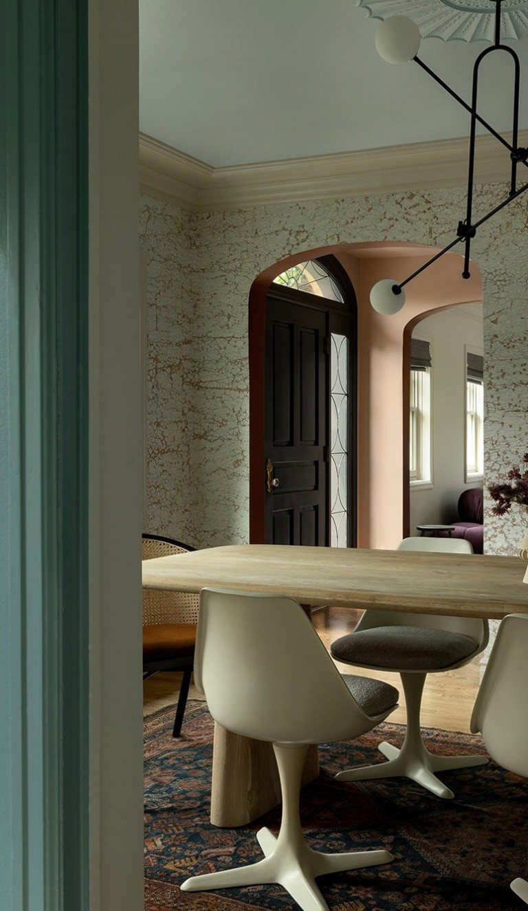 Breakfast nook with tulip table under an arched doorway